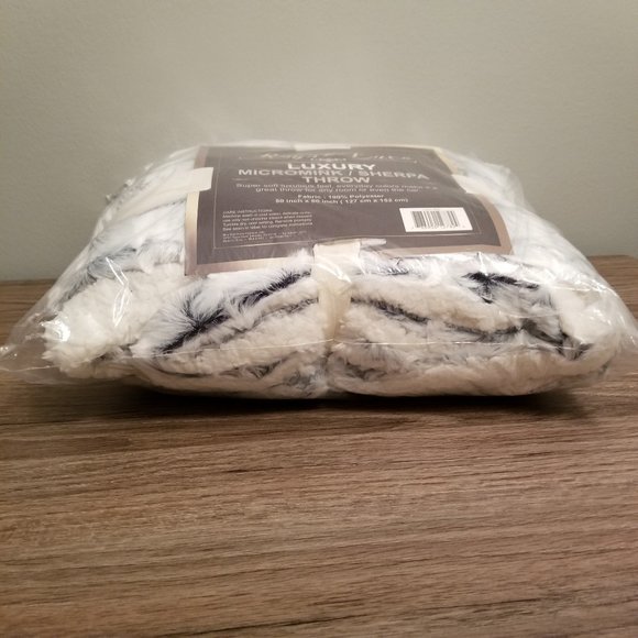 NWT/NIB Royal Luxe "Luxury" Micromink/Sherpa Throw - Picture 4 of 8